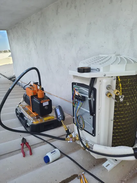 Homem realizando uma instalação de ar-condicionado