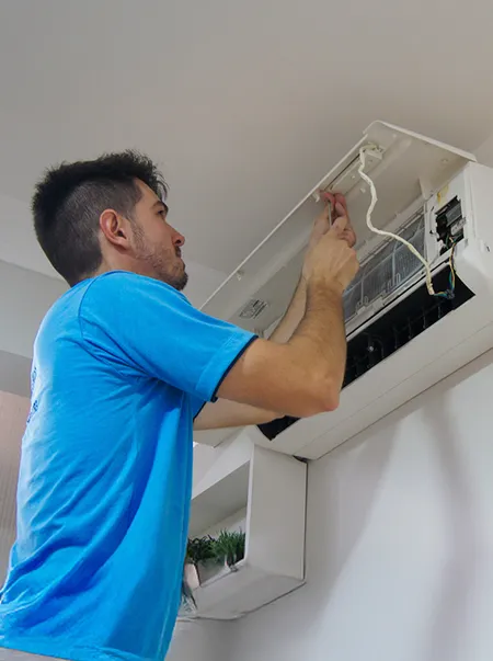 Homem realizando uma instalação de ar-condicionado