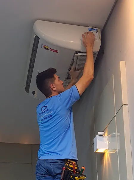 Homem realizando manutenção em um ar-condicionado